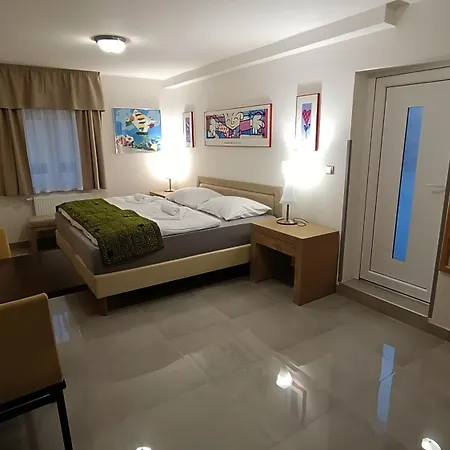 Apartment Gato Jenisov *